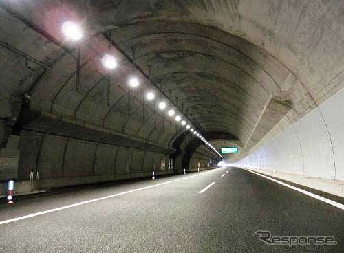 エコセラSRを使用した新東名 富士川トンネル