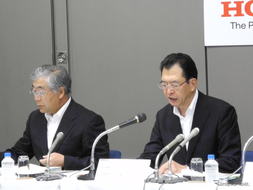 ホンダ12年度第1四半期決算　岩村哲夫副社長（左）と池史彦専務執行役員（右）