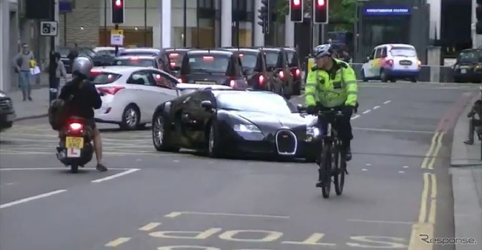 英ロンドン市内で自転車警官に誘導されて、職務質問を受ける場所へ移動するヴガッティヴェイロン