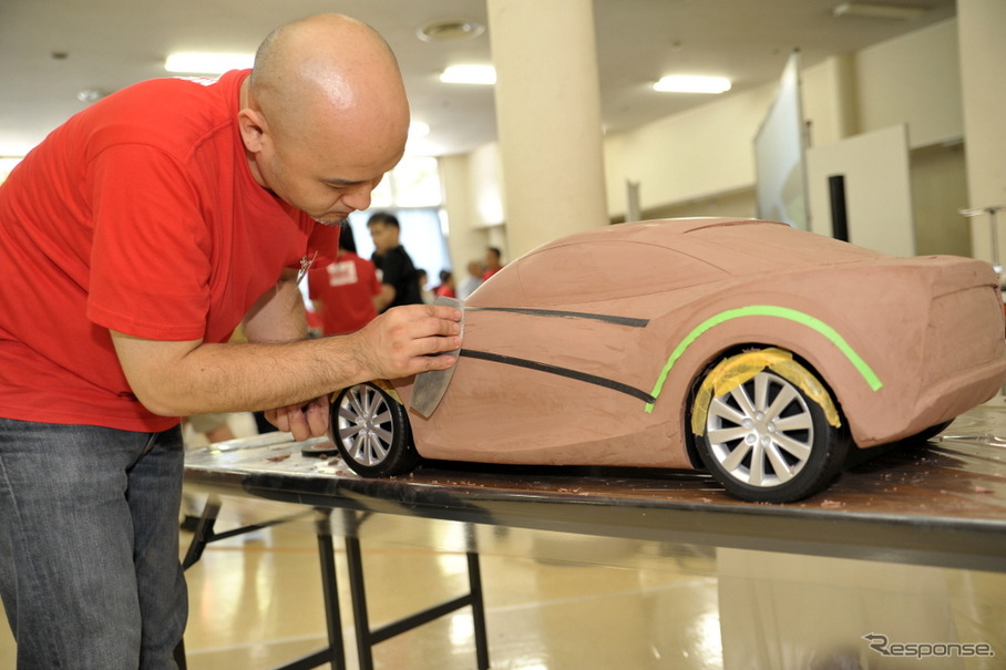 デザインからクレイモデル製作デモの様子