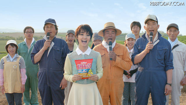 原材料のじゃがいもをつくっている本物の契約生産者代表のメンバーが現れる