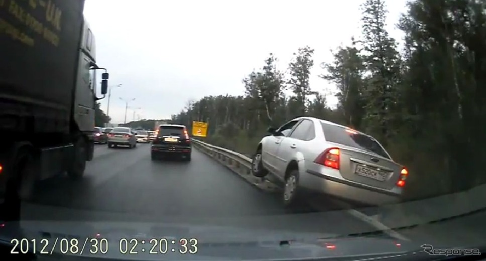 ロシアで路肩走行していた1台の車の結末
