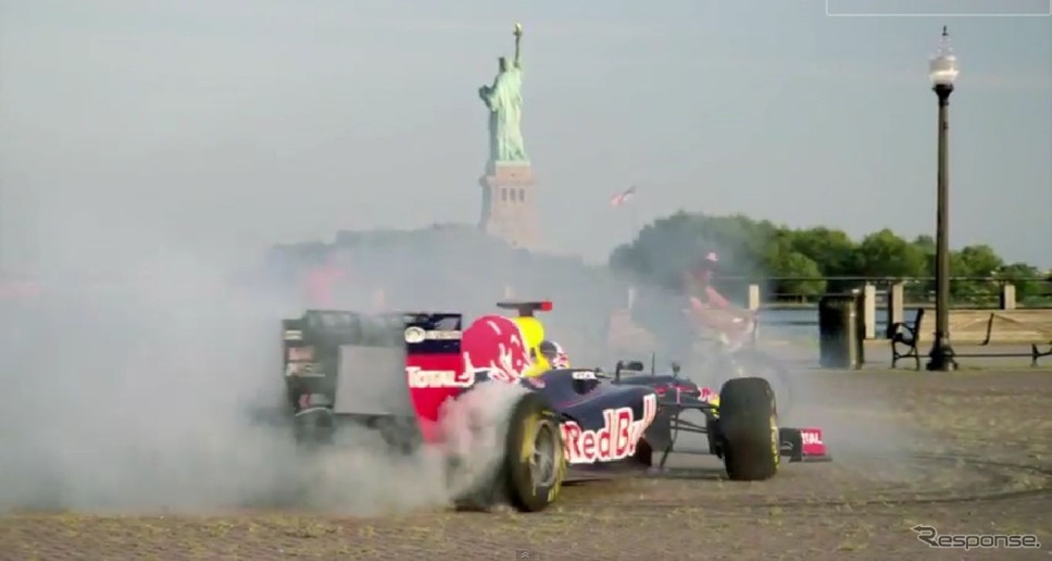 米国ニューヨークを周遊するレッドブルのF1マシン