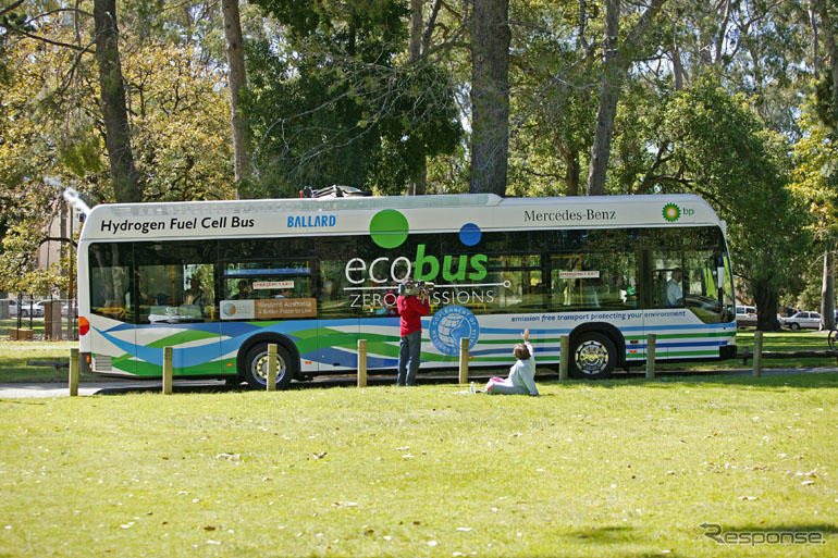 ダイムラークライスラー、オーストラリアで燃料電池バスを運行