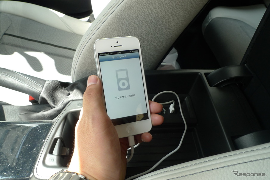 iPhone 5とBMWのiDriveとの接続は、クルマ側にあるUSBポートに、iPhone 5付属のLightningケーブルをつなぐことで行う。これだけで特に設定などせずにオーディオ機能が連携する。