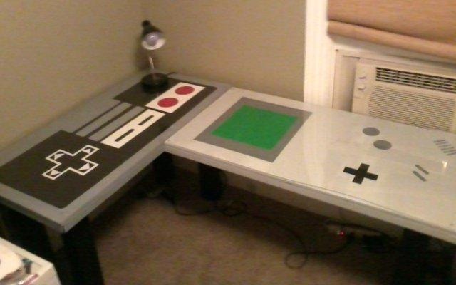 勉強がはかどらなさそう？ゲームボーイ＆ファミコンコントローラーモチーフの机