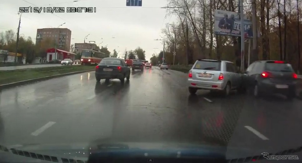 ロシアの初心者ドライバーによる事故の瞬間映像