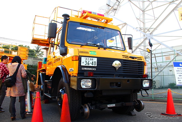 東京都交通局のウニモグが公開 軌陸両用架線作業車 写真蔵 レスポンス Response Jp