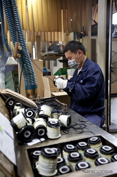 自動車向けのラバーメタル部品を生産する青浦工場のZF社員