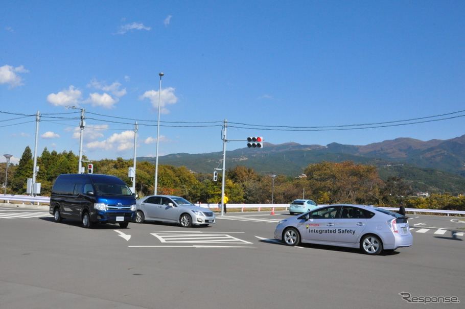 トヨタ東富士研究所内に設けられた高度道路交通システム（ITS）実験場
