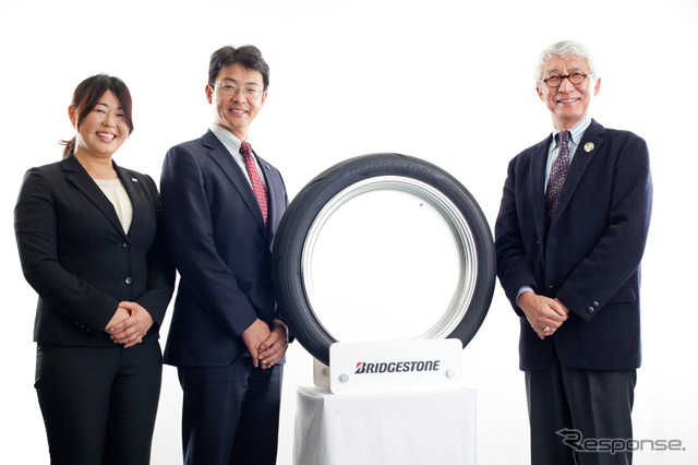 100％サステナブルマテリアルコンセプトタイヤを囲んだ対談の様子