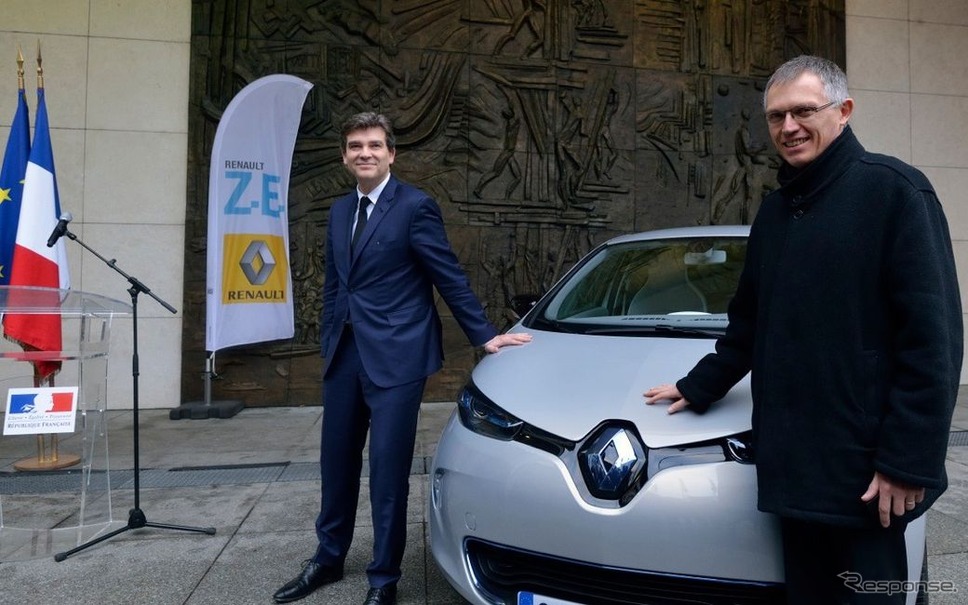 フランスのアルノー・モントブール産業再生大臣に引き渡されたルノーZOEの量産第一号車