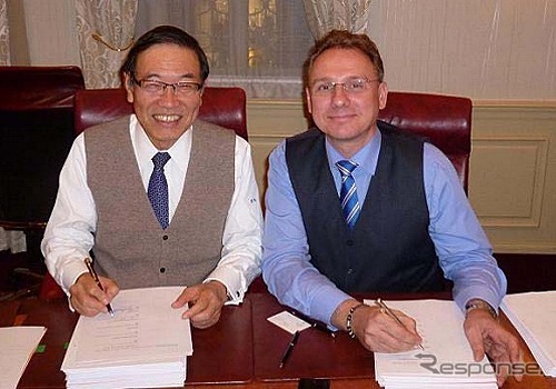 調印式で記念写真に納まる東海ゴム・西村社長（左）と Olaf Hahn CEO
