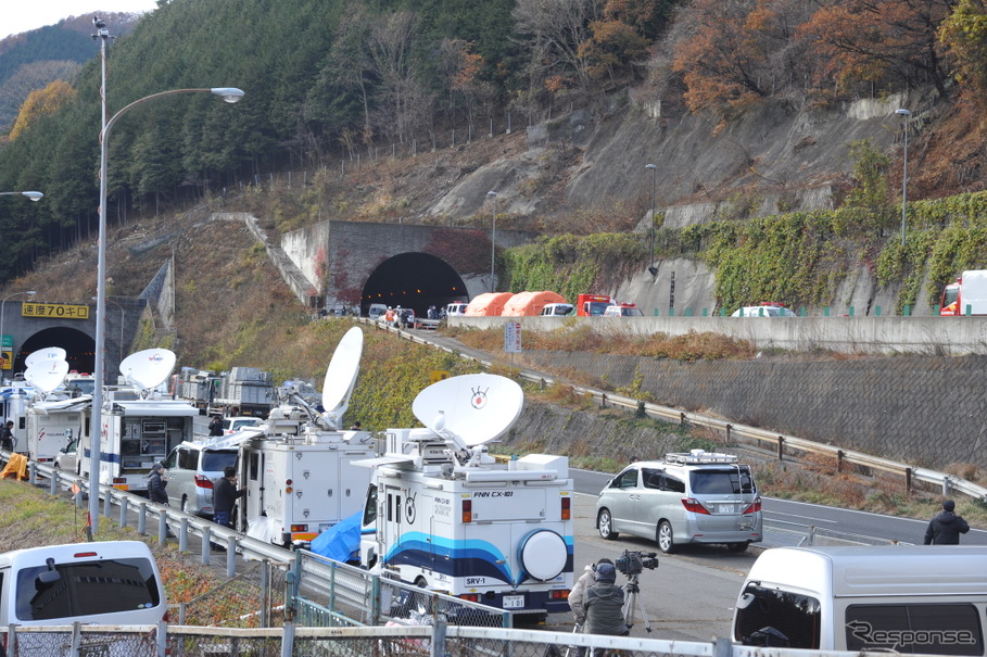 通行止めが続く笹子トンネル（山梨県）