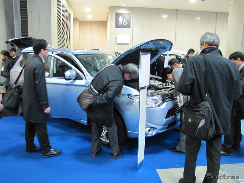 三菱自動車「アウトランダーPHEV」（オートモティブワールド2013）