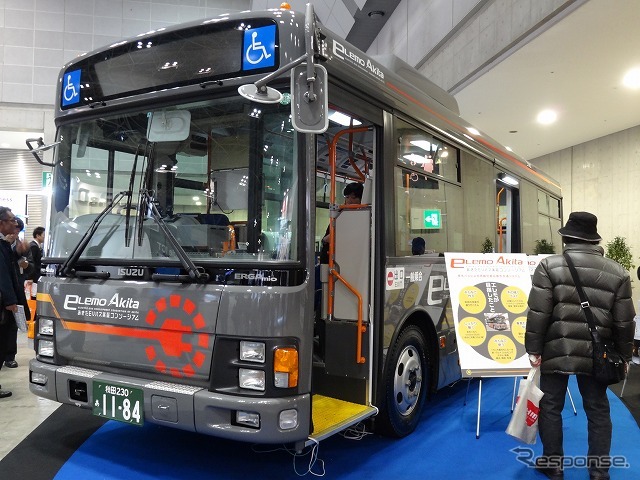 いすゞ『エルガ・ミオ』をベースとした試験車両。天井部には補機充電用の太陽電池パネルを装備。もちろん秋田県内の企業が提供。