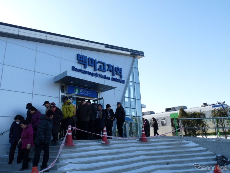 第2次世界大戦の終結と朝鮮戦争によって分断された京元線の韓国側区間のうち、新炭里（シンタンリ）～白馬高地（ペンマゴジ）間が2012年11月に営業再開。ペンマゴジ駅は韓国国鉄の新しい最北端駅となった。