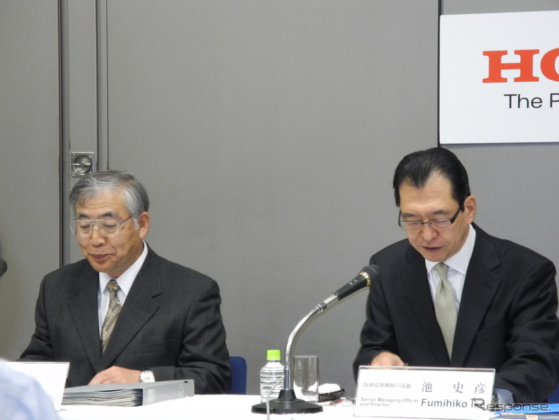 ホンダの2013年3月期第3四半期決算会見。岩村哲夫副社長（左）と池史彦専務