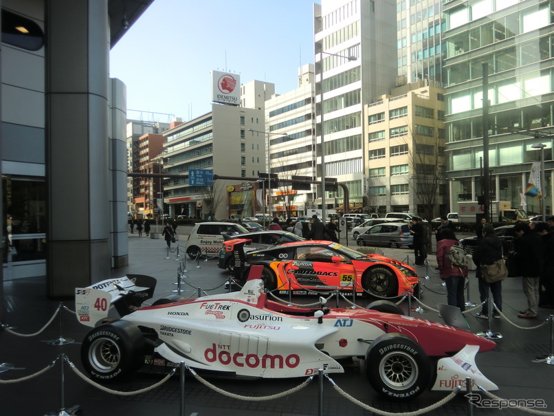 発表会当日、ホンダ本社前にスーパーフォーミュラやSUPER GTのマシンが展示された。