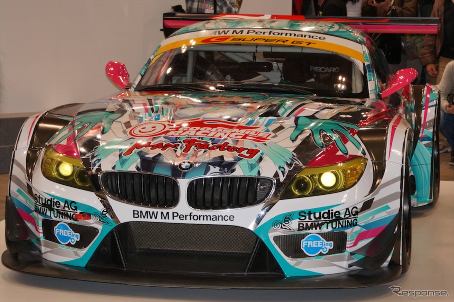 BMW Z4に描かれた「レーシングミク 2013 ver.」はシーズン中に変身も