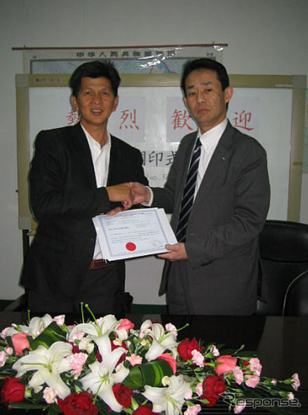 調印式の様子・THM社 Law Hing Jooマネージング・ディレクター（左）と極東開発工業の則光健男執行役員海外推進部長