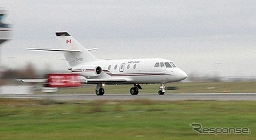 世界初のバイオ・ジェット燃料のみによる試験飛行のためカナダ・オタワの空港から離陸する仏ダッソー社製ジェット機・ファルコン20