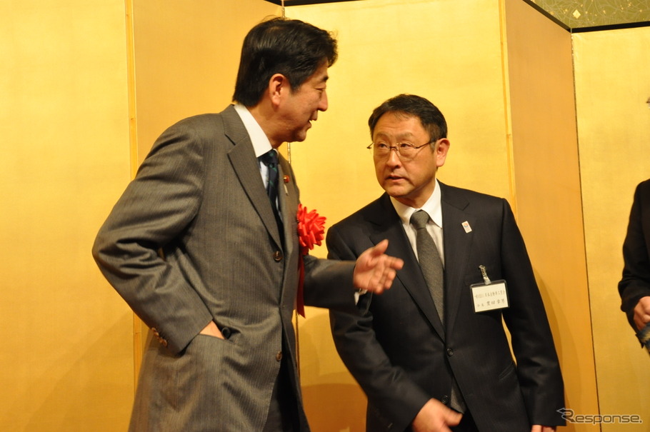 安倍首相と豊田章男自工会会長（2013年自工会賀詞交歓会）