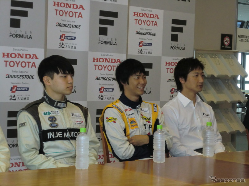 左からキム・ドンウン、平川亮、韓国人選手のアドバイザーを務めた井出有治（Fニッポン通算3勝）。