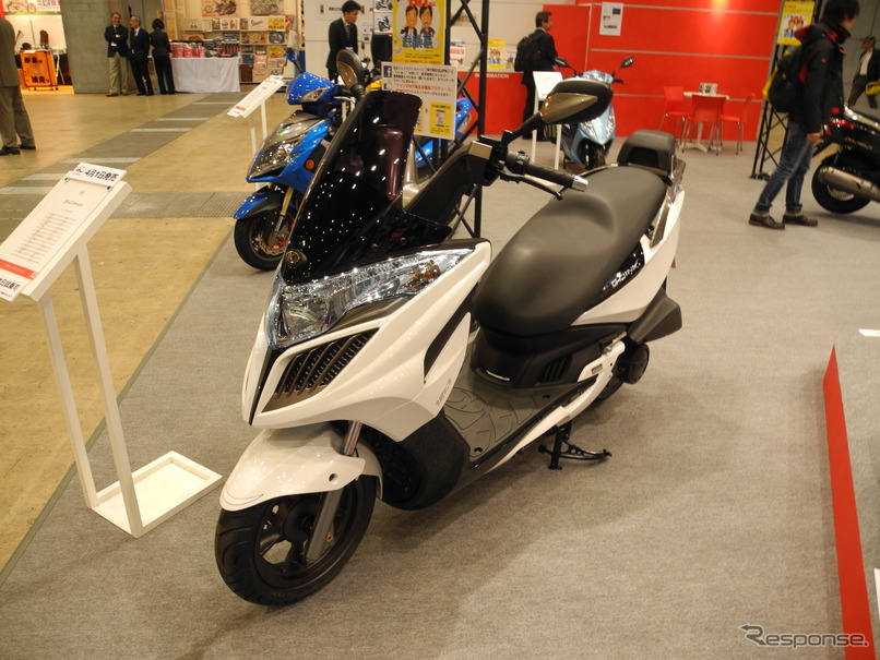 KYMCOが4月1日から日本で販売するスクーター「ジーディンク125エフアイ」（東京モーターサイクルショー2013）