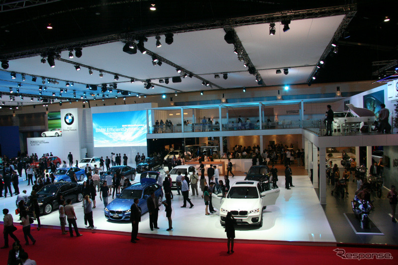 BMWブース。モーターサイクルやMINIも含めて1824平方メートルと3位の広さを誇る。