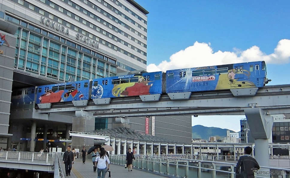 北九州モノレールの「銀河鉄道999号」。1000形の車体に星野鉄郎やメーテルが描かれている。