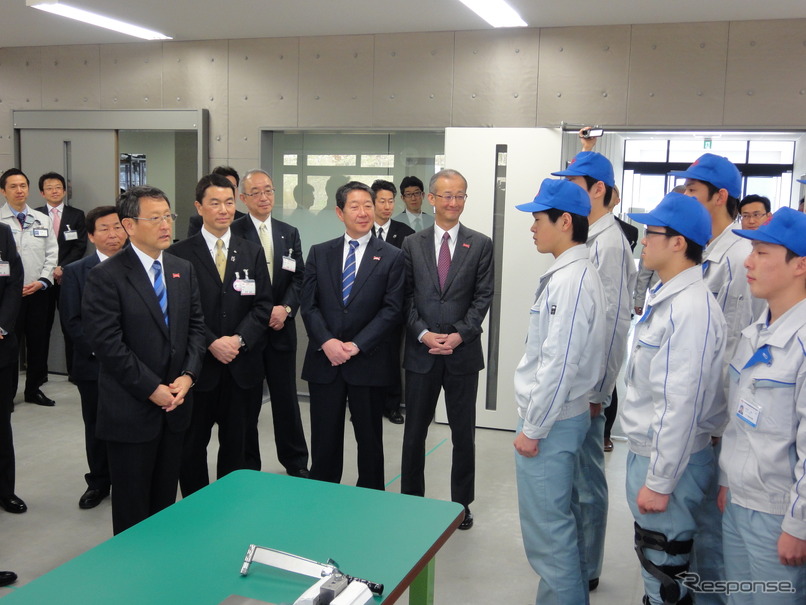 トヨタ東日本学園で生徒を激励する豊田社長