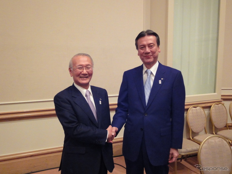 ダイハツ　三井副社長（右）と伊奈社長