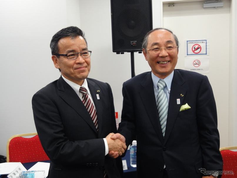 日野　市橋副社長（左）と白井社長