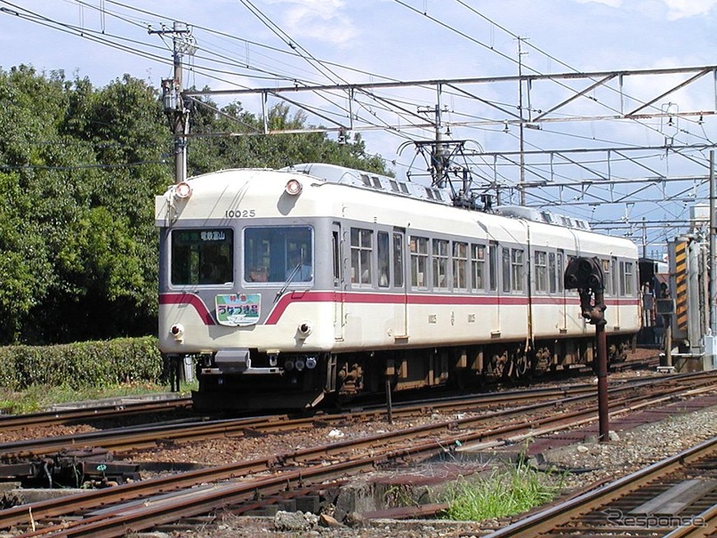 撮影会参加者向けに運転される10020形の10025号と10026号。これにクハ173形の174号を連結して3両編成で運転される。