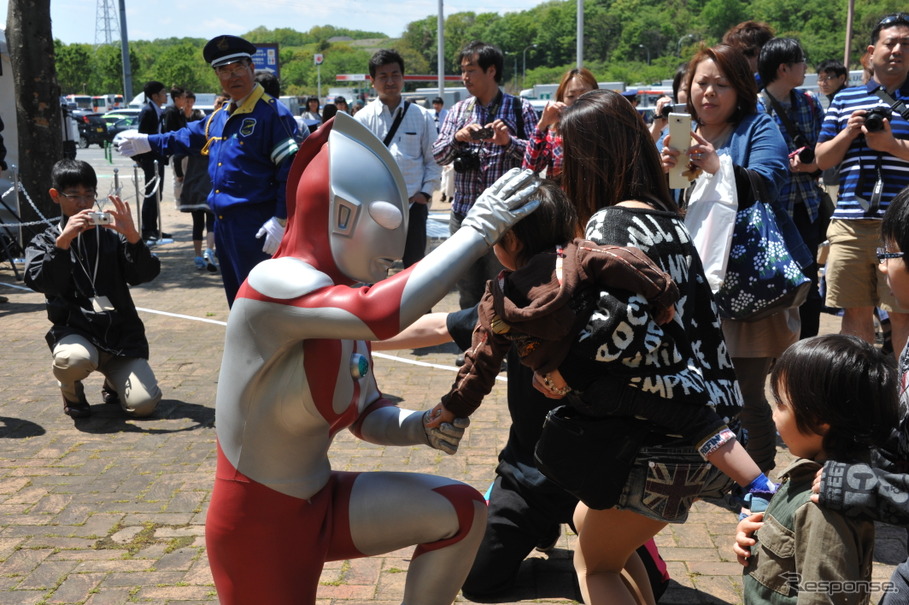高速道路イベントとしては異色の「ウルトラマンショー」には、約200人の親子連れが集まった（27日・東松山市）