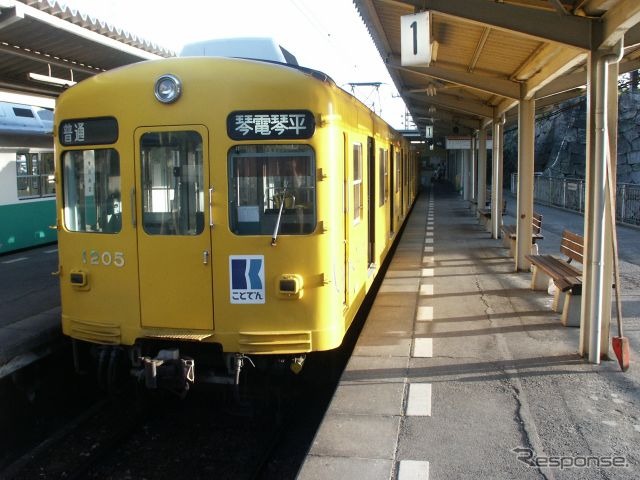 高松琴平電気鉄道（ことでん）の1200形。京浜急行電鉄（京急）700形の中古車両で、現在は琴平線と長尾線で運転されている。