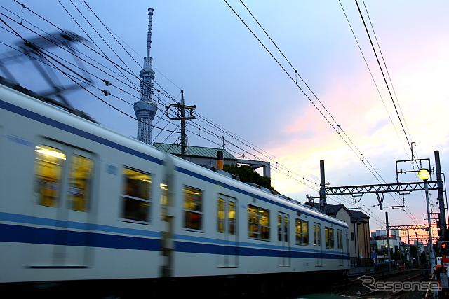 東京スカイツリーを左手に見て曳舟へ向かう亀戸線電車