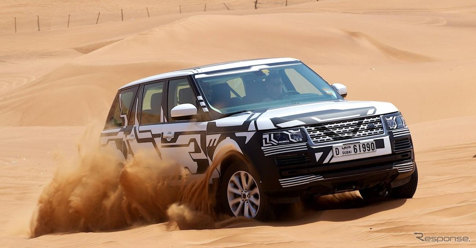 砂漠で開発テストを行うランドローバー車