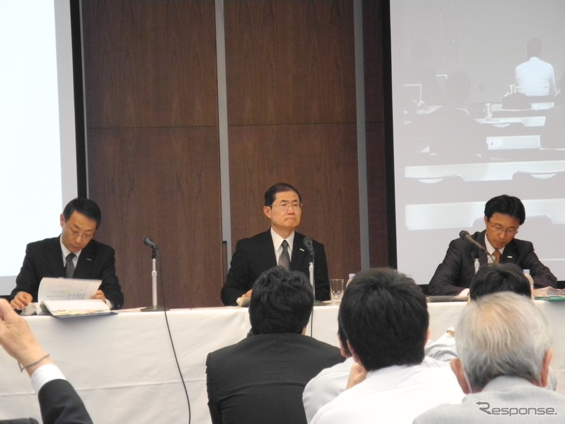 パナソニックの13年3月期決算会見風景。ひな壇中央が河井英明常務