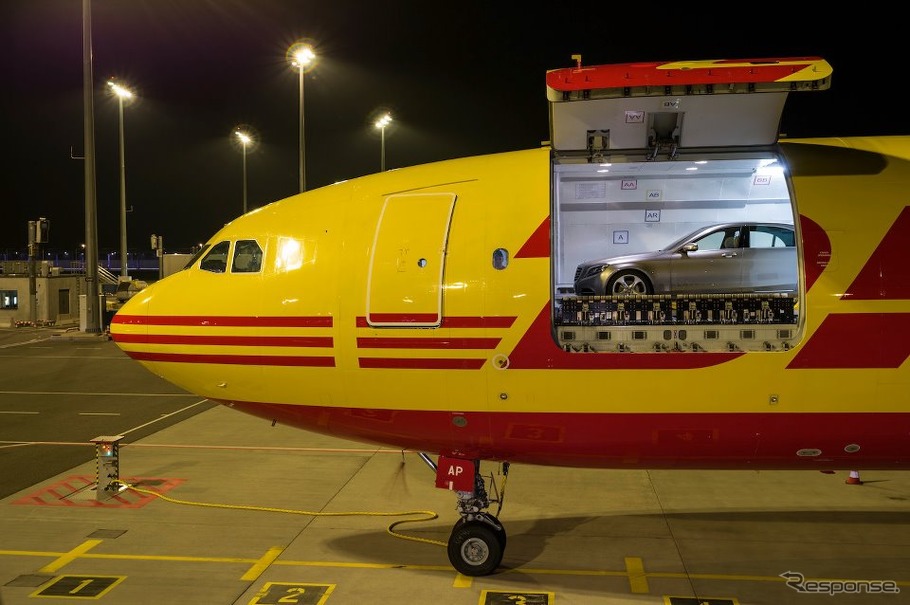 DHLの貨物機で輸送される新型メルセデスベンツSクラス