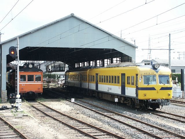 「プレミアム体験運転」の会場となる雲州平田駅構内の車庫に留置されているデハニ50形（左）と3000系（右）。3000系は現在、南海電鉄時代の塗装に変更されている。