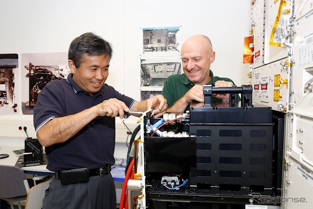 第38/39次長期滞在の訓練の一環として行われた、コロンバスでのモジュール実験運用。2012年8月の訓練の様子。