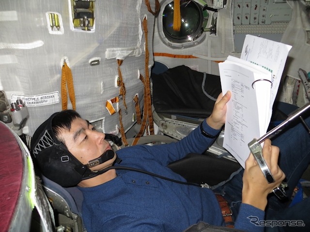 油井宇宙飛行士がソユーズ宇宙船のシミュレータで操作方法を訓練している様子。GCTCにて2013年2月に撮影されたもの。