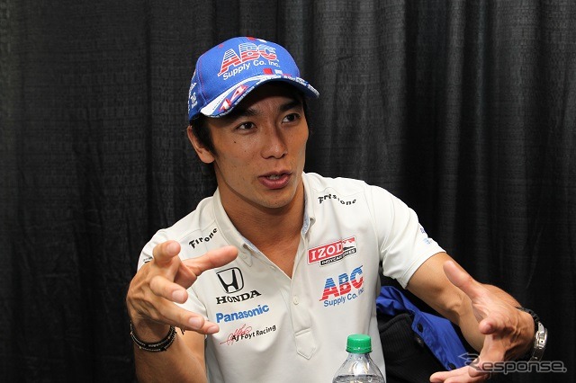 インタビューに答える佐藤琢磨選手