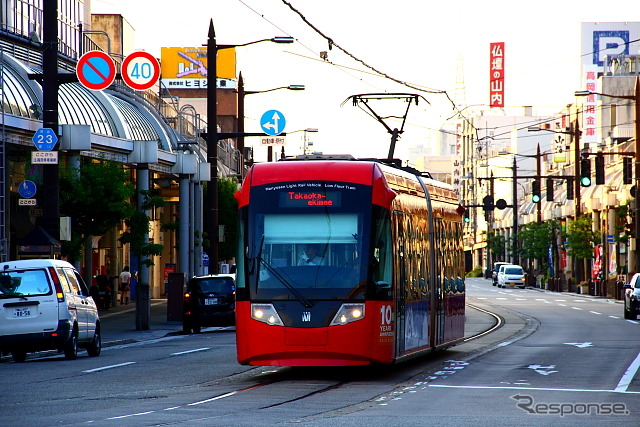 万葉線のMLRV1000形「アイトラム」。「万葉線・電車まつり」では「アイトラム」の体験運転を実施する。