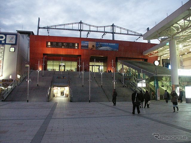 鹿児島中央駅東口の「大階段」。同駅のシンボル的な存在だったが、まもなく撤去される。