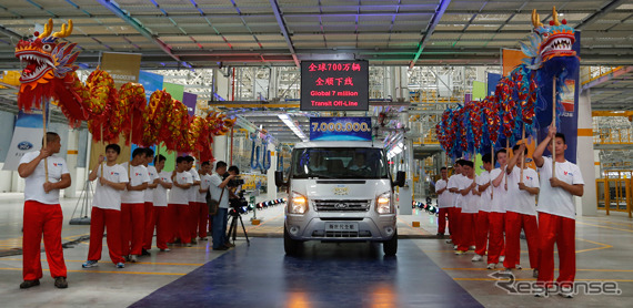 中国でラインオフした累計700万台目のフォードトランジット