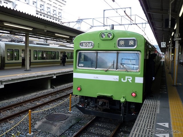 京都駅10番線で発車を待つ奈良行き普通列車。奥の8番線には「みやこ路快速」の姿も見える。
