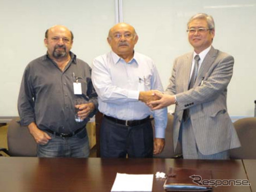 東海ゴム工業の尾崎副社長(右)とProduflex MG社の Edgar President(中央)、Expedito氏